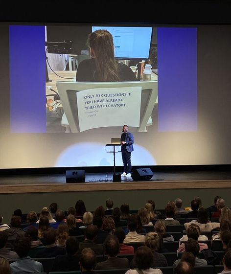Dado Van Peteghem speaking at Sint-Baafs keynote